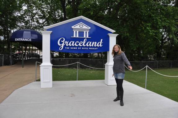 Chegando à Graceland, a famosa casa do Elvis Presley em Memphis, no Tennessee - EUA